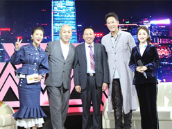 大道董事長(zhǎng)羅永輝與著名歌星劉尊老師、汪正正老師、郭津彤老師、主持人雅琪在北京電視臺(tái)錄制節(jié)目現(xiàn)場(chǎng)親切合影